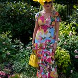 Blumen auf dem Kopf, Blumen auf dem Kleid: Hier kann es gar nicht bunt genug sein. 