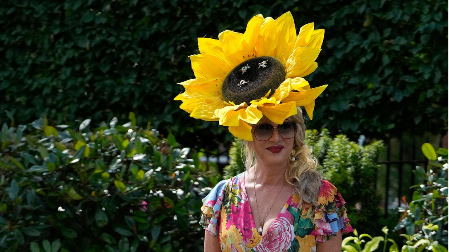 Blumen auf dem Kopf, Blumen auf dem Kleid: Hier kann es gar nicht bunt genug sein. 