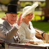 Das Königspaar, König Charles III. und Königin Camilla, zeigt sich in gedeckteren Farben, aber gut gelaunt. 