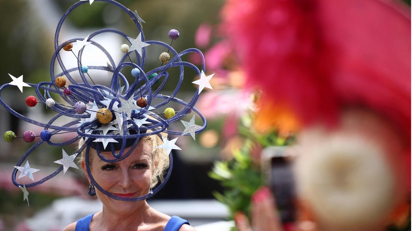 Am Rand der Rennbahn entsteht ein richtiger Wettbewerb: Wer trägt die ausgefallenste Kopfbedeckung? 