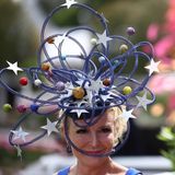 Am Rand der Rennbahn entsteht ein richtiger Wettbewerb: Wer trägt die ausgefallenste Kopfbedeckung? 