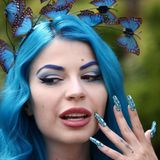 Von den Nägeln bis zu den Augenbrauen: Bei den schrillen Looks der Besucherinnen ist alles perfekt abgestimmt. 