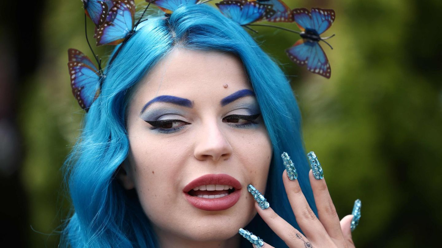 Von den Nägeln bis zu den Augenbrauen: Bei den schrillen Looks der Besucherinnen ist alles perfekt abgestimmt. 