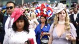 Mehrere Frauen beim Besuch des Royal Ascot.