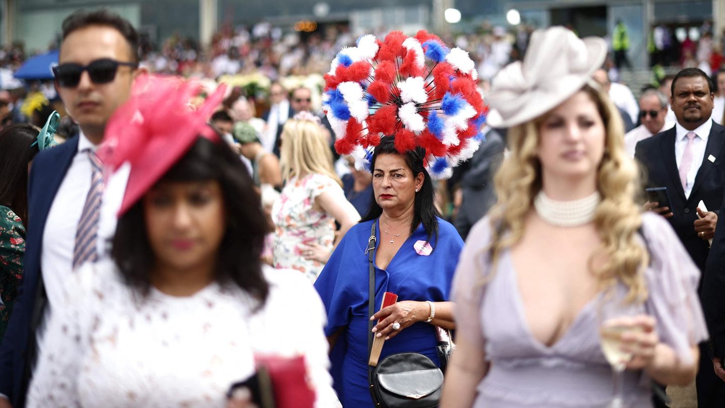 Mehrere Frauen beim Besuch des Royal Ascot.