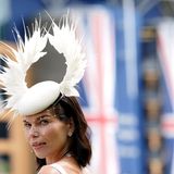 Ein ganz besonderes Exemplar trägt auch diese Pferderennen-Anhängerin.