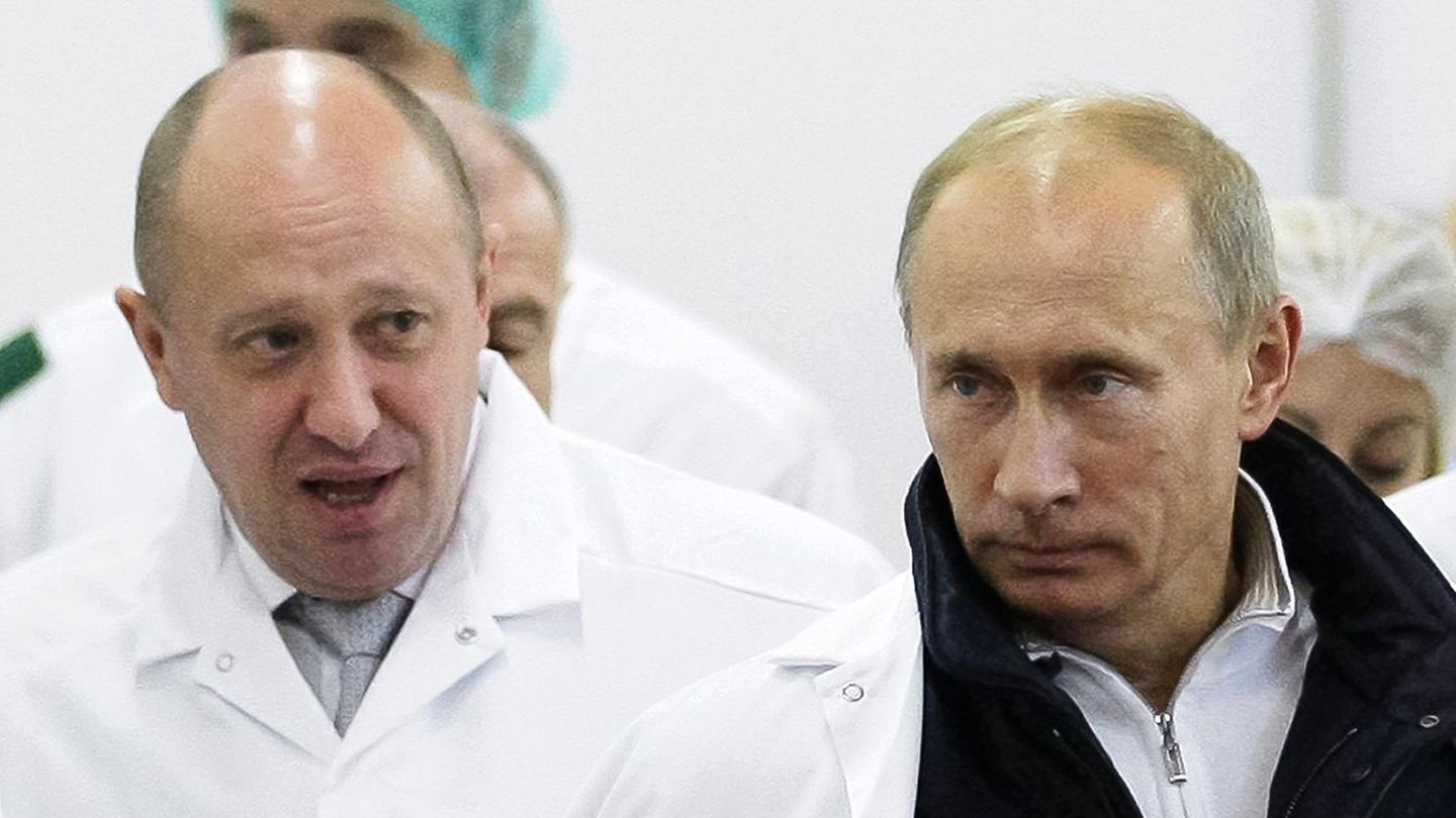 Sie kennen sich schon sehr lange: 2010 führt Jewgeni Prigoschin den russischen Präsidenten Wladimir Putin durch seine Fabrik in St. Petersburg.