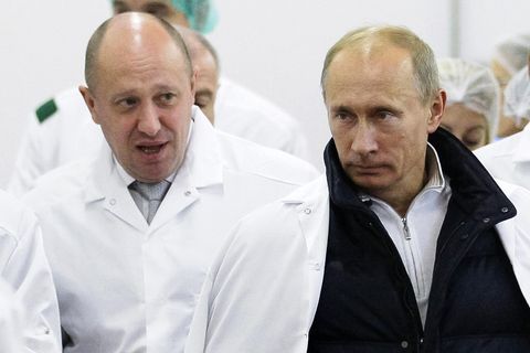 Sie kennen sich schon sehr lange: 2010 führt Jewgeni Prigoschin den russischen Präsidenten Wladimir Putin durch seine Fabrik in St. Petersburg.
