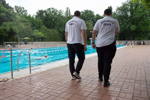 Freibad: Mitarbeiter des Sicherheitsdienstes "Security GSO" drehen im Berliner Prinzenbad ihre Runden