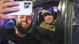 Ein Mann macht ein Selfie mit dem in einem Auto sitzenden Prigoschin