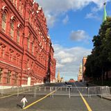 24. Juni, 8.17 Uhr. Moskau ruft den Anti-Terror-Notstand aus. "Um mögliche Terroranschläge in der Stadt und dem Gebiet Moskau zu verhindern, ist ein Regime für Operationen zur Terrorbekämpfung eingeführt worden", teilt das nationale Anti-Terror-Komitee mit. Zudem werden die Sicherheitsvorkehrungen in der Stadt und der umliegenden Region verschärft. Auf dem Roten Platz stehen nun Absperrgitter, dahinter Polizeibeamte. Der Platz wird kurzfristig für Besucher gesperrt.