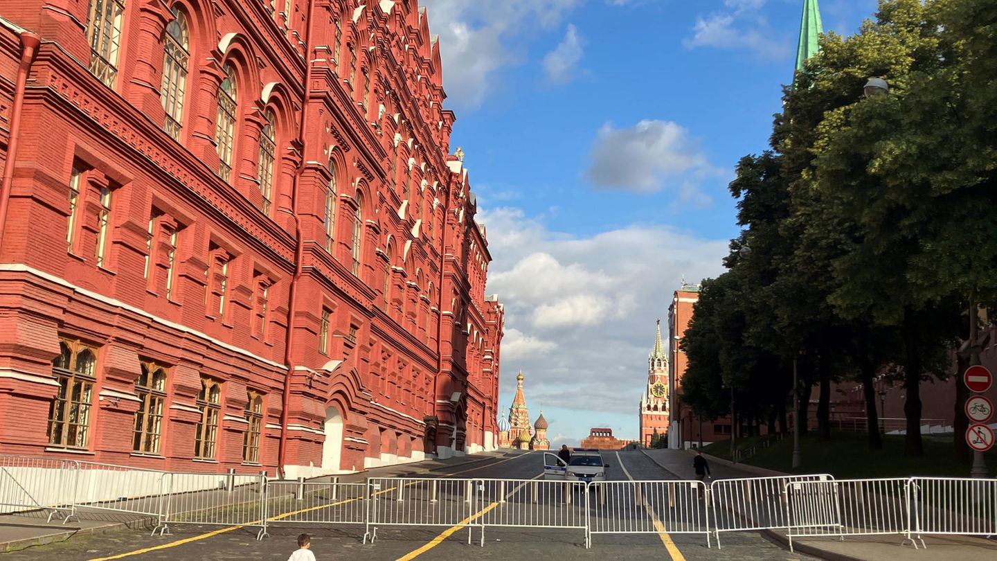 Rebellion in Bildern: 24. Juni, 8.17 Uhr. Moskau ruft den Anti-Terror-Notstand aus. "Um mögliche Terroranschläge in der Stadt und dem Gebiet Moskau zu verhindern, ist ein Regime für Operationen zur Terrorbekämpfung eingeführt worden", teilt das nationale Anti-Terror-Komitee mit. Zudem werden die Sicherheitsvorkehrungen in der Stadt und der umliegenden Region verschärft. Auf dem Roten Platz stehen nun Absperrgitter, dahinter Polizeibeamte. Der Platz wird kurzfristig für Besucher gesperrt. 24. Juni, 8.17 Uhr. Moskau ruft den Anti-Terror-Notstand aus. "Um mögliche Terroranschläge in der Stadt und dem Gebiet Moskau zu verhindern, ist ein Regime für Operationen zur Terrorbekämpfung eingeführt worden", teilt das nationale Anti-Terror-Komitee mit. Zudem werden die Sicherheitsvorkehrungen in der Stadt und der umliegenden Region verschärft. Auf dem Roten Platz stehen nun Absperrgitter, dahinter Polizeibeamte. Der Platz wird kurzfristig für Besucher gesperrt.