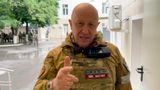 24. Juni, 6.33 Uhr. Prigoschin bei einer Videoansprache in Rostow. Auf einem Video in den sozialen Medien ist der Söldnerchef mit Russlands Vize-Verteidigungsminister Junus-Bek Jewkurow zu sehen. Darin ist zu hören, wie Prigoschin mit einem Vormarsch nach Moskau droht, sollten sich Verteidigungsminister Sergej Schoigu und Generalstabschef Waleri Gerassimow vor ihm verstecken.