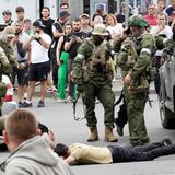 24. Juni. Unterdessen werden die Wagner-Söldner in der besetzten Stadt Roszow zur Attraktion. An die Mahnungen des Gourverneurs halten sich viele Bürger nicht – sondern strömen auf die Straßen, um mit den Kämpfen zu posieren und zu sprechen.