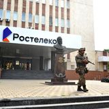 24. Juni, 7.09 Uhr. Ein Kämpfer der Wagner-Söldner läuft vor dem Hauptquartier der russischen Armee in Südrussland entlang. Am Morgen verkündet Armee-Chef Prigoschin die Kontrolle aller Militäreinrichtungen in Rostow. Der Kreml bestätigt dies wenige Stunden später.