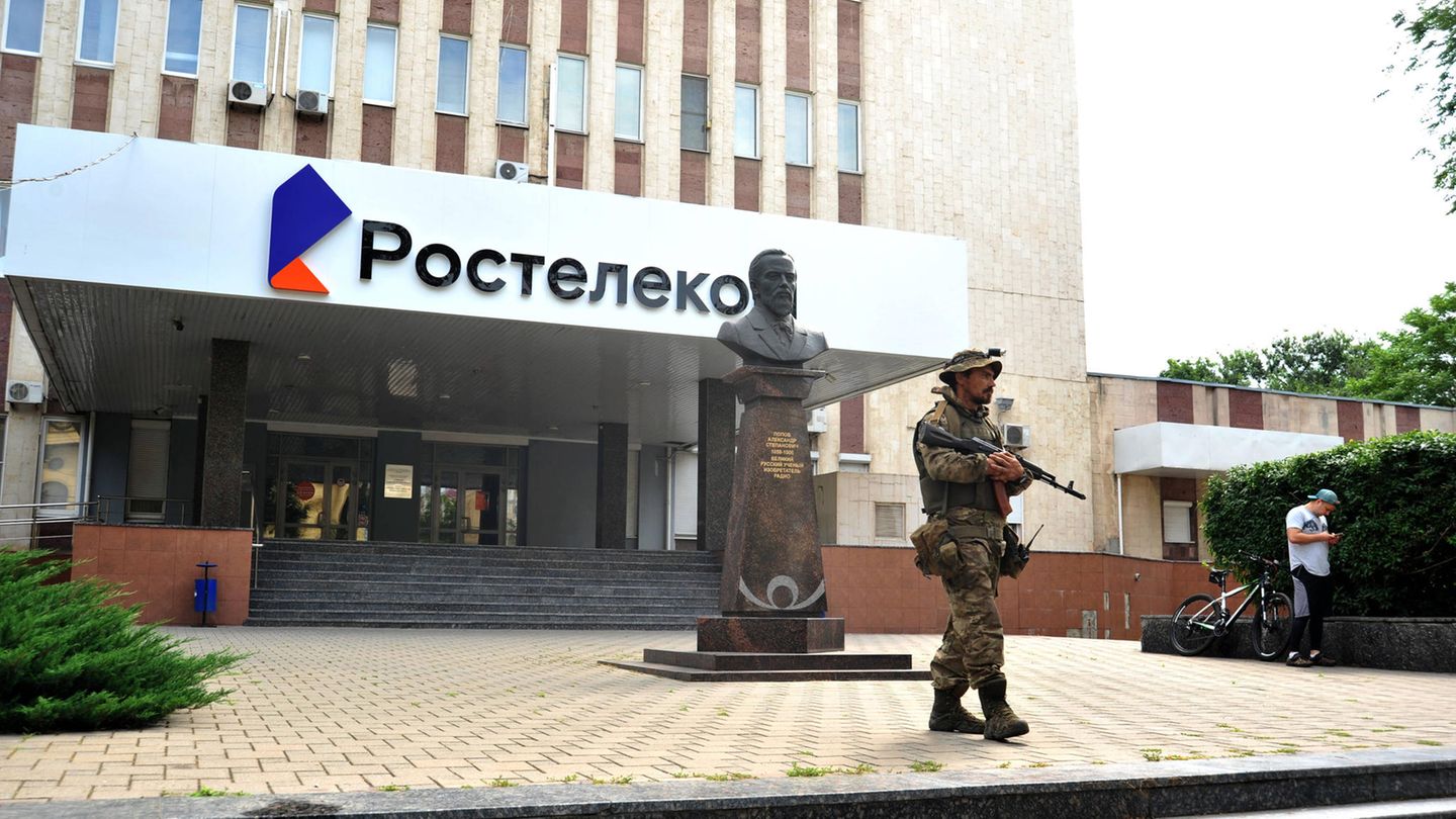 24. Juni, 7.09 Uhr. Ein Kämpfer der Wagner-Söldner läuft vor dem Hauptquartier der russischen Armee in Südrussland entlang. Am Morgen verkündet Armee-Chef Prigoschin die Kontrolle aller Militäreinrichtungen in Rostow. Der Kreml bestätigt dies wenige Stunden später.
