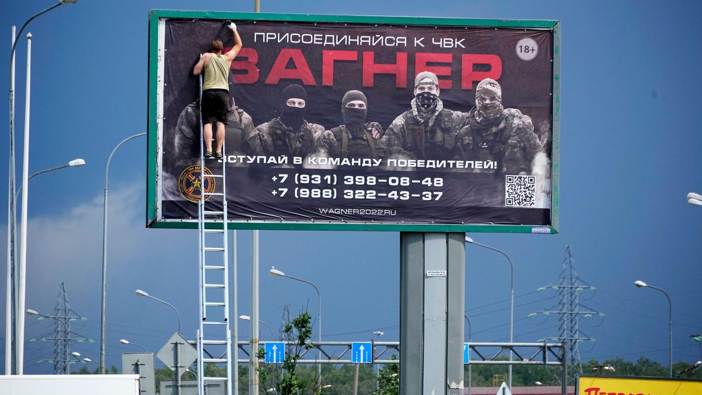24. Juni, 12 Uhr. Noch am Mittag hängen in St. Petersburg Werbeschilder mit der Aufschrift "Schließt euch uns bei Wagner an" in der Stadt. Doch der zu dem Zeitpunkt eskalierte Konflikt führt dazu, dass sämtliche Werbung für die Söldner in der Stadt entfernt werden.