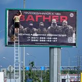 24. Juni, 12 Uhr. Noch am Mittag hängen in St. Petersburg Werbeschilder mit der Aufschrift "Schließt euch uns bei Wagner an" in der Stadt. Doch der zu dem Zeitpunkt eskalierte Konflikt führt dazu, dass sämtliche Werbung für die Söldner in der Stadt entfernt werden.