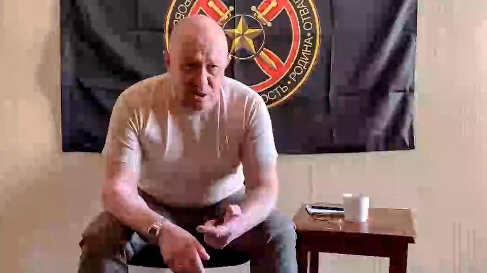 23. Juni, 21.37 Uhr. Der Chef Söldnergruppe Wagner, Jewgeni Prigoschin, bläst zum Sturm auf Russlands Hauptstadt Moskau. "Wir sind 25.000", sagte Jewgeni Prigoschin in einer Sprachbotschaft und rief "alle, die sich uns anschließen wollen", dazu auf, "dem Chaos ein Ende zu bereiten". Das Wort "Putsch" mied Prigoschin und sprach stattdessen von einem "Marsch für die Gerechtigkeit".