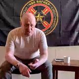 23. Juni, 21.37 Uhr. Der Chef Söldnergruppe Wagner, Jewgeni Prigoschin, bläst zum Sturm auf Russlands Hauptstadt Moskau. "Wir sind 25.000", sagte Jewgeni Prigoschin in einer Sprachbotschaft und rief "alle, die sich uns anschließen wollen", dazu auf, "dem Chaos ein Ende zu bereiten". Das Wort "Putsch" mied Prigoschin und sprach stattdessen von einem "Marsch für die Gerechtigkeit".