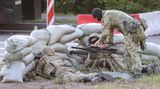24. Juni, 6.52 Uhr. Soldaten bringen sich hinter Sandsäcken an den Stadtgrenzen Moskaus in Position. Angesichts eines sich zuspitzenden Konflikts hat Moskaus Bürgermeister Sergej Sobjanin "Anti-Terror-Maßnahmen" in Kraft gesetzt. Auf den Straßen finden verstärkt Verkehrskontrollen statt. Auch der Gouverneur der Region um Moskau, Andrej Worobjow, meldet auf Telegram hochgefahrene Sicherheitsvorkehrungen. Er ruft die Menschen der Region dazu auf, auf private Autofahrten in Richtung Südrussland zu verzichten.