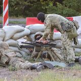 24. Juni, 6.52 Uhr. Soldaten bringen sich hinter Sandsäcken an den Stadtgrenzen Moskaus in Position. Angesichts eines sich zuspitzenden Konflikts hat Moskaus Bürgermeister Sergej Sobjanin "Anti-Terror-Maßnahmen" in Kraft gesetzt. Auf den Straßen finden verstärkt Verkehrskontrollen statt. Auch der Gouverneur der Region um Moskau, Andrej Worobjow, meldet auf Telegram hochgefahrene Sicherheitsvorkehrungen. Er ruft die Menschen der Region dazu auf, auf private Autofahrten in Richtung Südrussland zu verzichten.