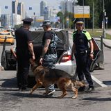 24. Juni, 18.30 Uhr. In Moskau bereiten sich die Behörden auf einen möglichen Einmarsch der Söldnergruppe vor. Der Ausgang von Prigoschins Aufstand ist noch ungewiss. Um den Vormarsch mindestens zu verlangsamen, wurden mancherorts Straßensperren errichtet und der Apshalt aufgerissen.