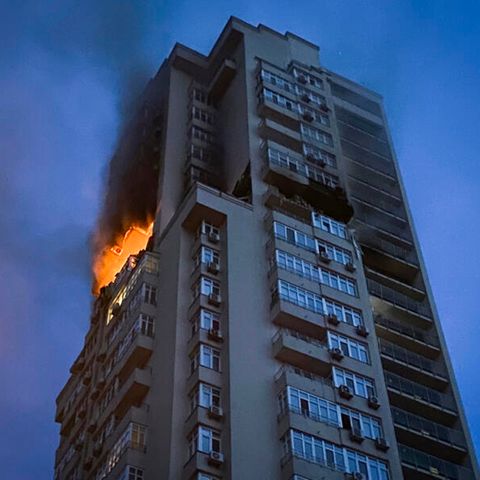 Ein mehrstöckiges Wohnhaus brennt während eines mutmaßlich russischen Angriffs in der Nacht zu Samstag