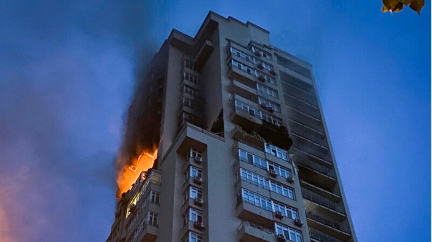 Ein mehrstöckiges Wohnhaus brennt während eines mutmaßlich russischen Angriffs in der Nacht zu Samstag Ein mehrstöckiges Wohnhaus brennt während eines mutmaßlich russischen Angriffs in der Nacht zu Samstag