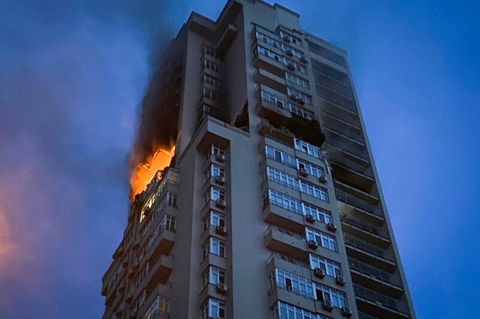 Ein mehrstöckiges Wohnhaus brennt während eines mutmaßlich russischen Angriffs in der Nacht zu Samstag