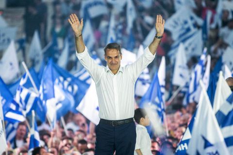 Mitsotakis winkt seinen Anhängern während einer Wahlkampfveranstaltung