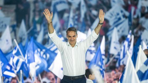 Mitsotakis winkt seinen Anhängern während einer Wahlkampfveranstaltung