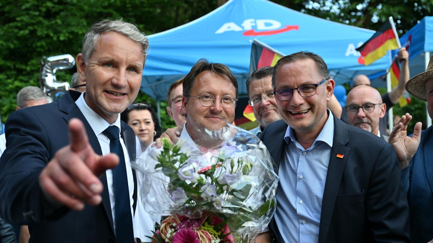 Björn Höcke (l) , Vorsitzender der AfD Thüringen, Tino Chrupalla, AfD-Bundesvorsitzender (r) und Robert Sesselmann (AfD, M)