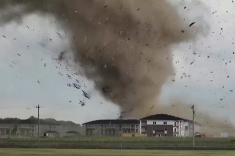 Video: Tornado "pflügt" durch Wohngebiet