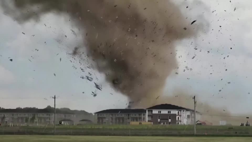 Video: Tornado "pflügt" durch Wohngebiet