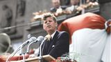 26. Juni 1963: John F. Kennedy erobert mit einem historischen Satz die Herzen der Berliner  Es ist eines der berühmtesten Zitate von John F. Kennedy. Am 26. Juni 1963 spricht der damalige US-Präsident bei einem Besuch in West-Berlin anlässlich des 15. Jahrestages der Berliner Luftbrücke vor dem Rathaus Schöneberg. Tausende Zuschauer verfolgen Kennedys Rede, in der er die Verbundenheit der USA zu West-Berlin unterstreicht, bevor er zunächst sagt:  "Vor zweitausend Jahren war der stolzeste Satz: 'Ich bin ein Bürger Roms'. Heute, in der Welt der Freiheit, ist der stolzeste Satz: 'Ich bin ein Berliner'." Nach einem Exkurs über die Freiheit schließt Kennedy seine Ansprache mit den unvergessenen Worten ab: "Alle freien Menschen, wo immer sie leben mögen, sind Bürger Berlins. Und deshalb bin ich, als freier Mensch, stolz darauf, sagen zu können: 'Ich bin ein Berliner!'".  Im Original: "Two thousand years ago the proudest boast was: ‘Civis romanus sum’. Today, in the world of freedom, the proudest boast is: 'Ich bin ein Berliner'." [...] "All free men, wherever they may live, are citizens of Berlin, and, therefore, as a free man, I take pride in the words: 'Ich bin ein Berliner!'"