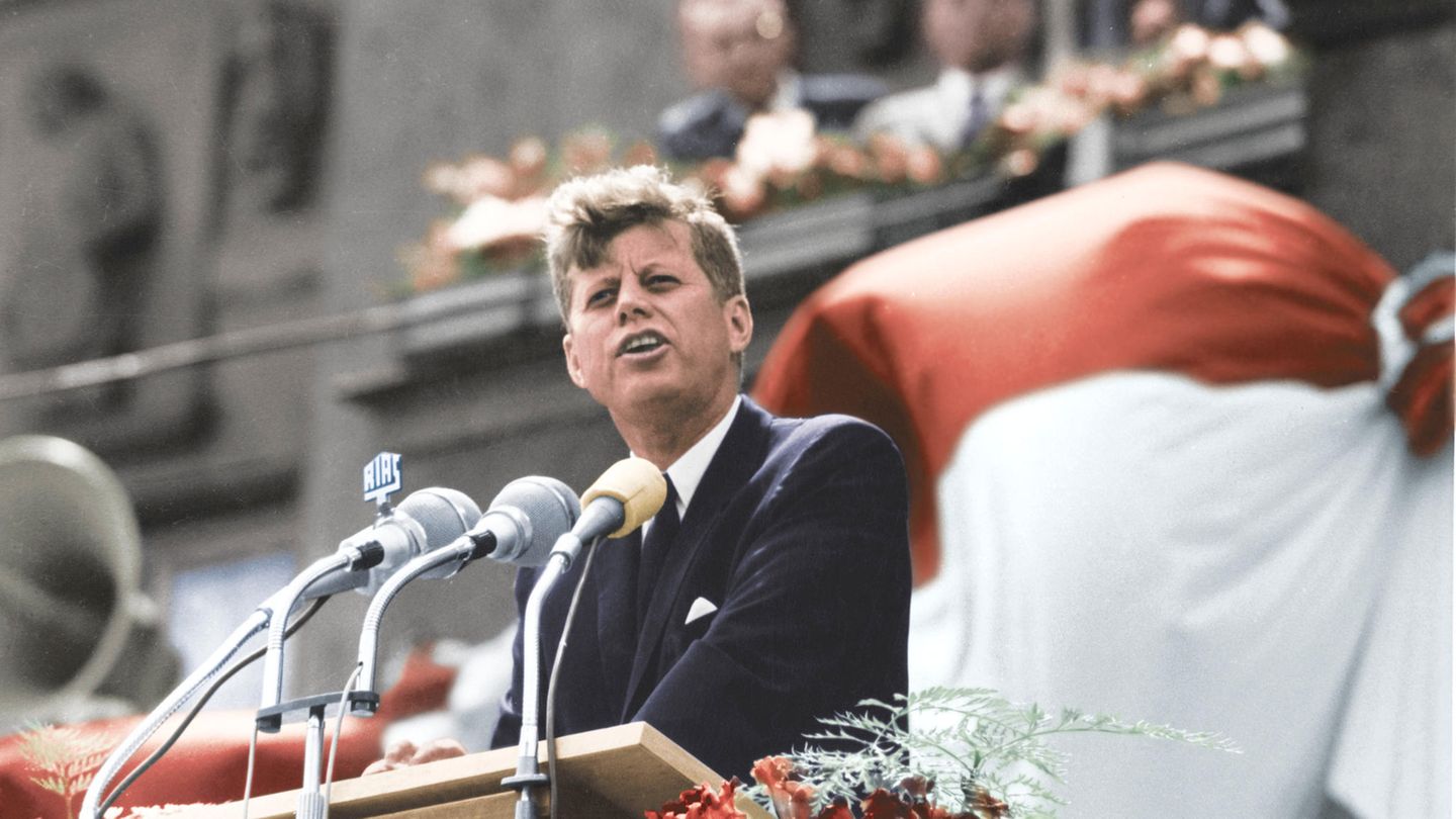 26. Juni 1963: John F. Kennedy erobert mit einem historischen Satz die Herzen der Berliner  Es ist eines der berühmtesten Zitate von John F. Kennedy. Am 26. Juni 1963 spricht der damalige US-Präsident bei einem Besuch in West-Berlin anlässlich des 15. Jahrestages der Berliner Luftbrücke vor dem Rathaus Schöneberg. Tausende Zuschauer verfolgen Kennedys Rede, in der er die Verbundenheit der USA zu West-Berlin unterstreicht, bevor er zunächst sagt:  "Vor zweitausend Jahren war der stolzeste Satz: 'Ich bin ein Bürger Roms'. Heute, in der Welt der Freiheit, ist der stolzeste Satz: 'Ich bin ein Berliner'." Nach einem Exkurs über die Freiheit schließt Kennedy seine Ansprache mit den unvergessenen Worten ab: "Alle freien Menschen, wo immer sie leben mögen, sind Bürger Berlins. Und deshalb bin ich, als freier Mensch, stolz darauf, sagen zu können: 'Ich bin ein Berliner!'".  Im Original: "Two thousand years ago the proudest boast was: ‘Civis romanus sum’. Today, in the world of freedom, the proudest boast is: 'Ich bin ein Berliner'." [...] "All free men, wherever they may live, are citizens of Berlin, and, therefore, as a free man, I take pride in the words: 'Ich bin ein Berliner!'"