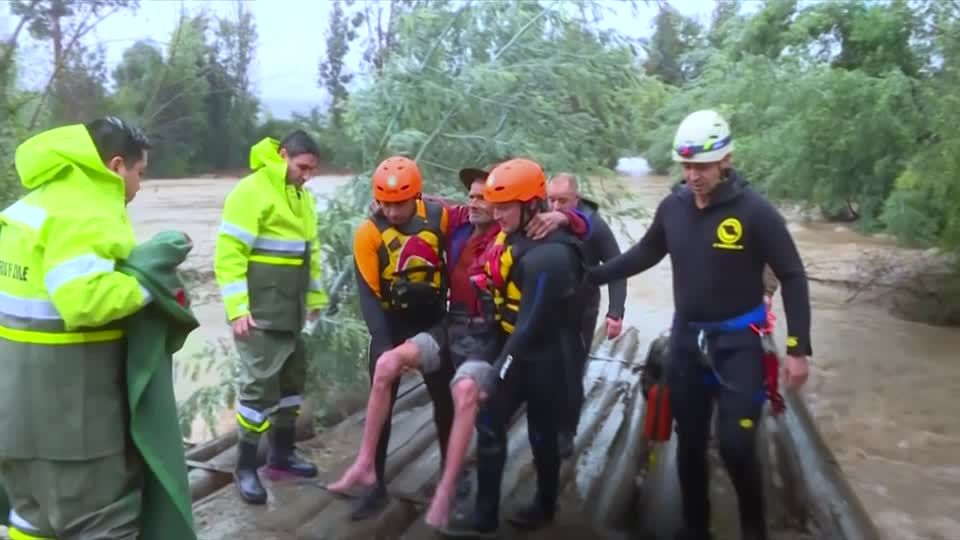 Video: Tagelanger Dauerregen folgt auf verheerende Waldbrände
