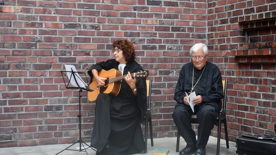 Autobahnkirche Medenbach Bea Ackermann Pfarrerin Bea Ackermann und Weihbischof Gerhard Pieschl