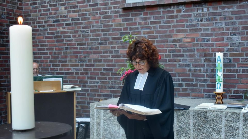 Autobahnkirche Medenbach Bea Ackermann Anliegenbuch Pfarrerin Bea Ackermann liest aus dem Anliegenbuch