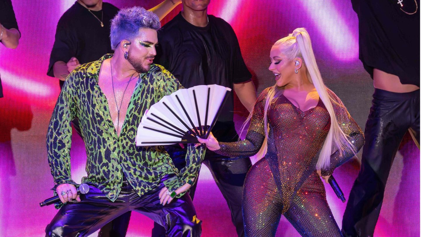 Grande Finale: Christina Aguilera, hier mit Gast-Act Adam Lambert, versetzt das Publikum zum Pride-Abschluss im Army Terminal in Brooklyn in Ekstase – auch mit ihren Botschaften: "Ihr seid kein Verbrechen!", ruft sie der Menge zu.