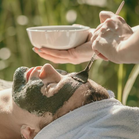 Eine Heilerde Maske wird aufgetragen