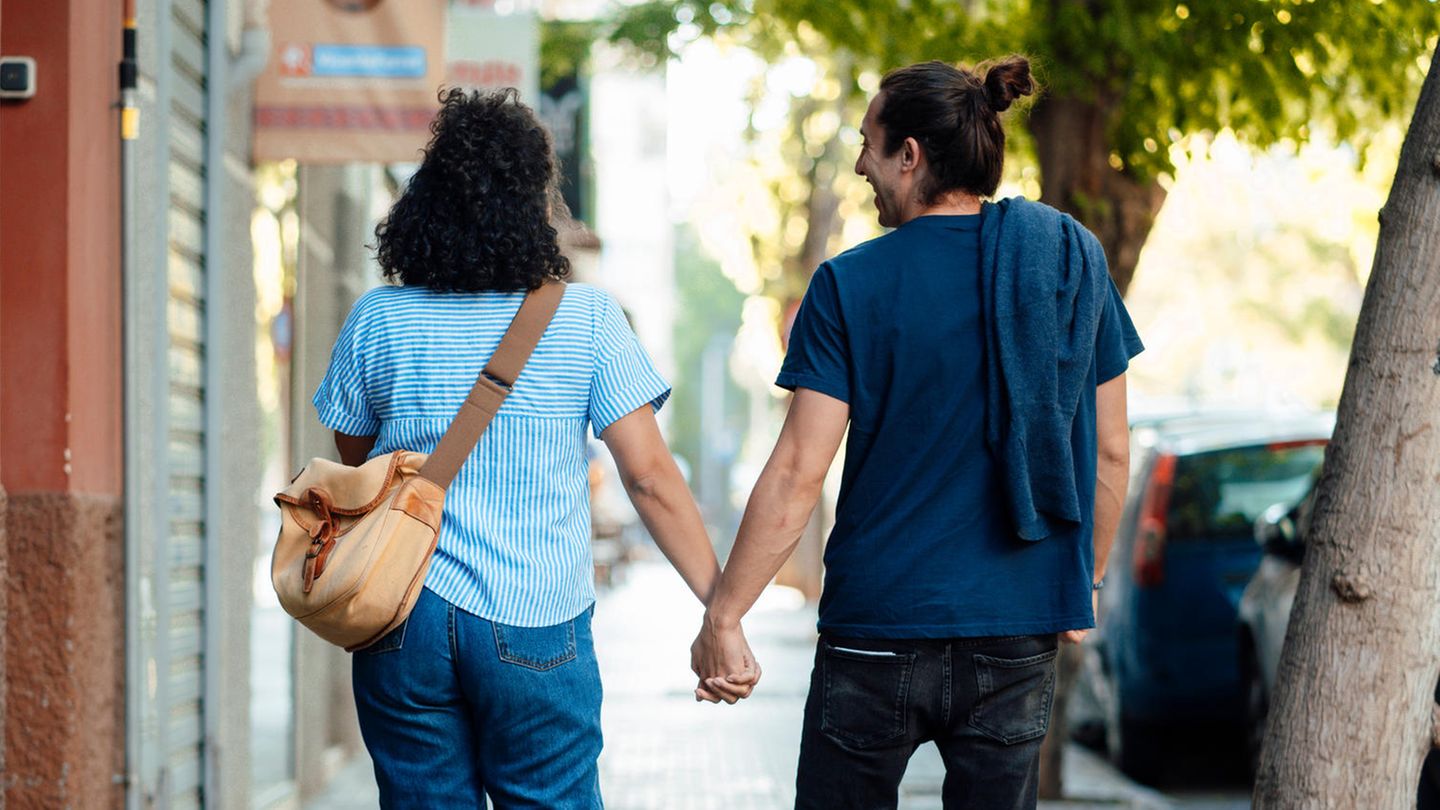 Pärchen Hand in Hand