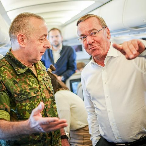 Boris Pistorius und Carsten Breuer stehen auf dem Flug von Berlin nach Vilnius im Airbus der Luftwaffe zusammen
