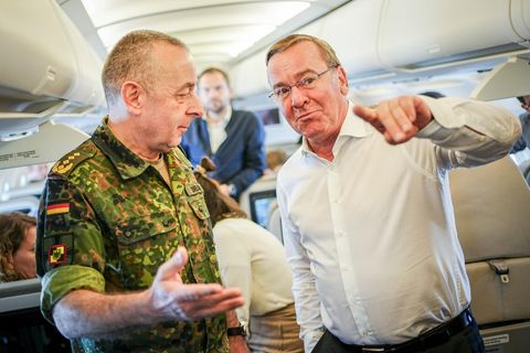 Boris Pistorius und Carsten Breuer stehen auf dem Flug von Berlin nach Vilnius im Airbus der Luftwaffe zusammen