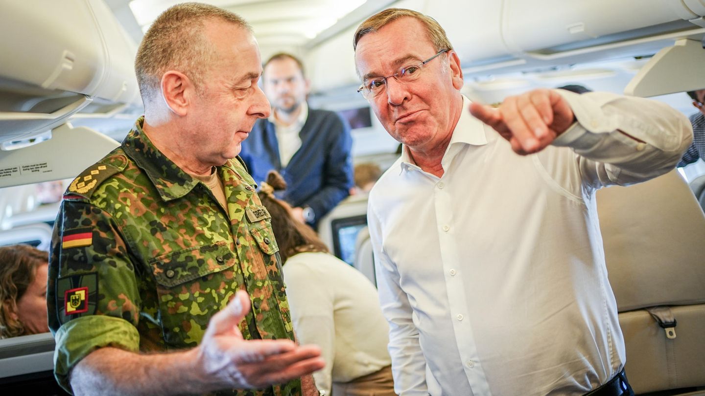 Boris Pistorius und Carsten Breuer stehen auf dem Flug von Berlin nach Vilnius im Airbus der Luftwaffe zusammen