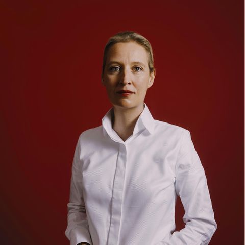 Alice Weidel steht vor einer Wand und schaut in die Kamera