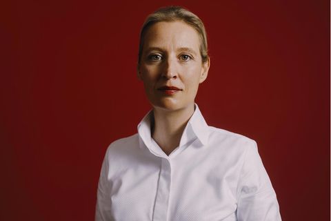 Alice Weidel steht vor einer Wand und schaut in die Kamera