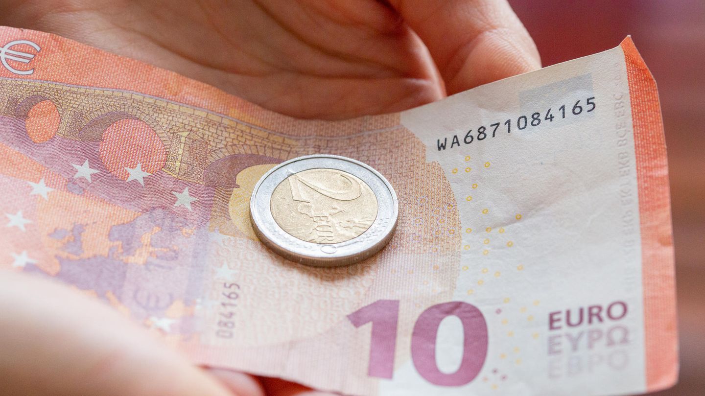 Zwölf Euro Zwölf Euro
