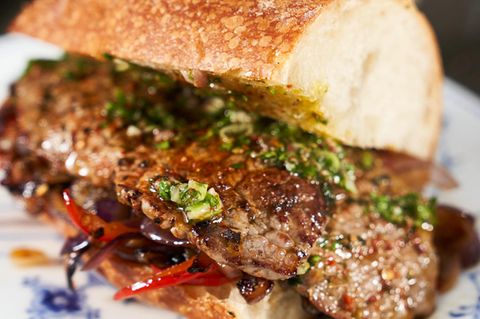 Mälzers Steak-Sandwich mit Petersilien-Koriander-Salsa